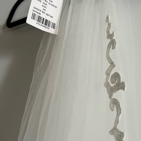 Beautiful Ivory Veil, about 8 ft. Never Worn. - Picture 3 of 4